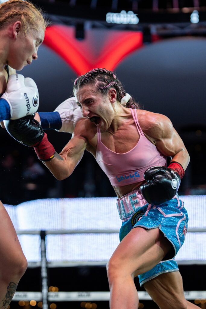 Amanda Galle screams with emotion on the ring, carrying the strength of her late mother.